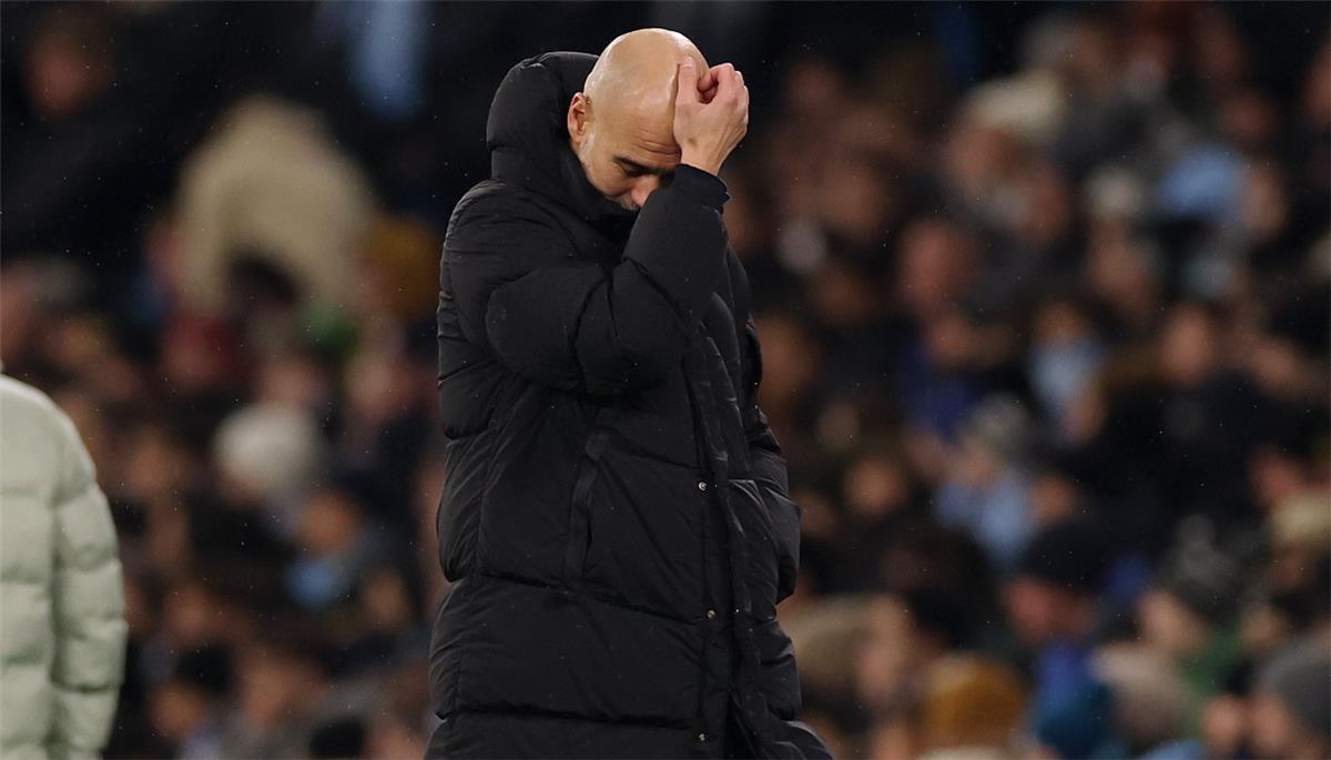 لاعب مانشستر سيتي يتعرض للإصابة ويغادر مباراة تشيلسي