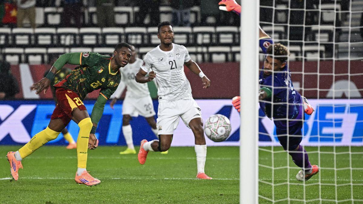 كوفان يسجل هدف الكاميرون الثاني أمام جنوب إفريقيا
