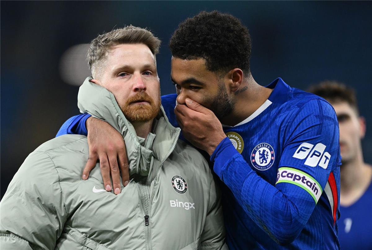 سكاي سبورت: مدرب تشيلسي الجديد يصل إلى لندن تمهيداً لخلافة ماريسكا