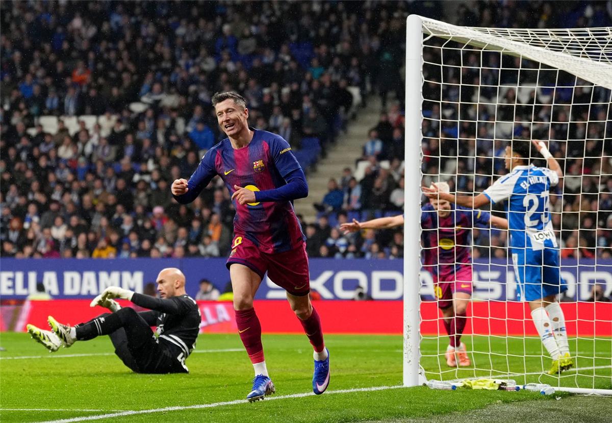 صفقة محتملة تغازل برشلونة لخلافة ليفاندوفسكي الصيف المقبل