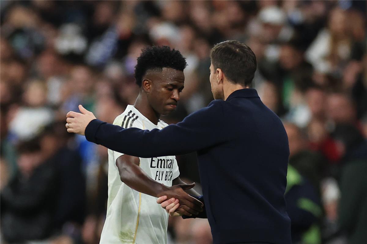 فيديو | رد فعل غاضب من ألونسو تجاه فينيسيوس في مباراة ريال مدريد وريال بيتيس