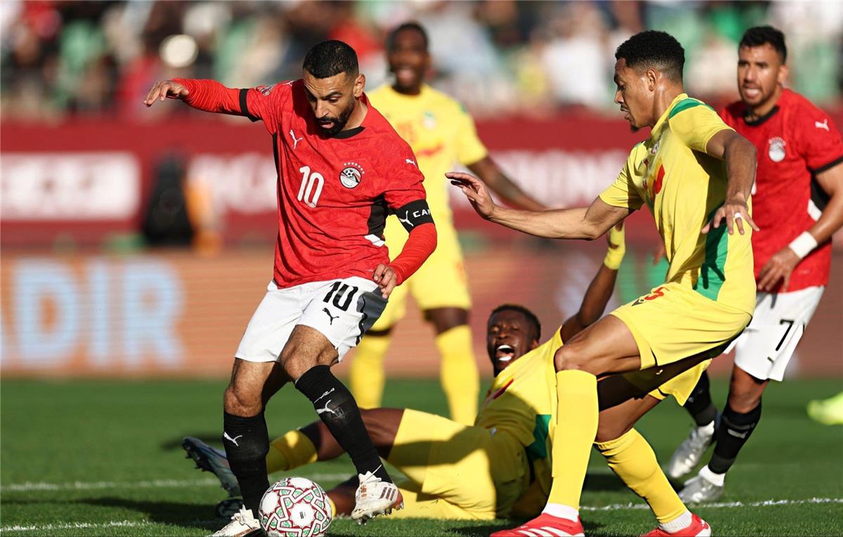 صحف إنجلترا: محمد صلاح ينسى متاعب ليفربول ويقود مصر للنجاة من فخ بنين في أمم إفريقيا