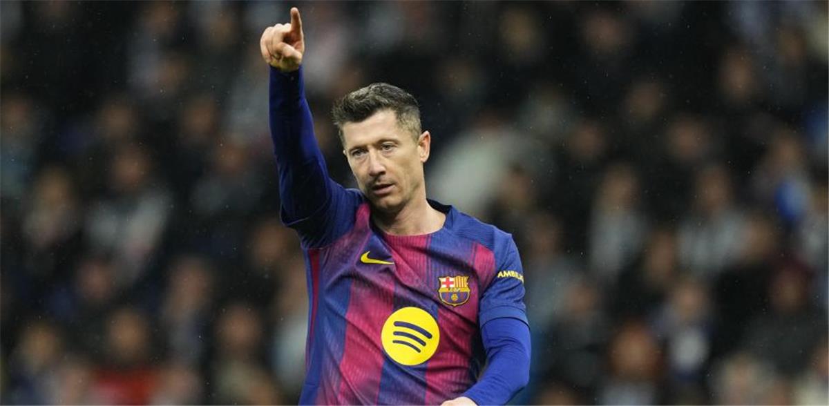 موقف ليفاندوفسكي من الرحيل عن برشلونة إلى الهلال السعودي