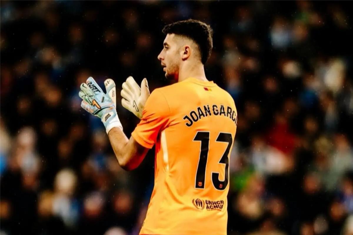 فيفا لا يسمح بذلك.. ماتيو لاهوز ينتقد تصرف خوان جارسيا في مباراة برشلونة وإسبانيول