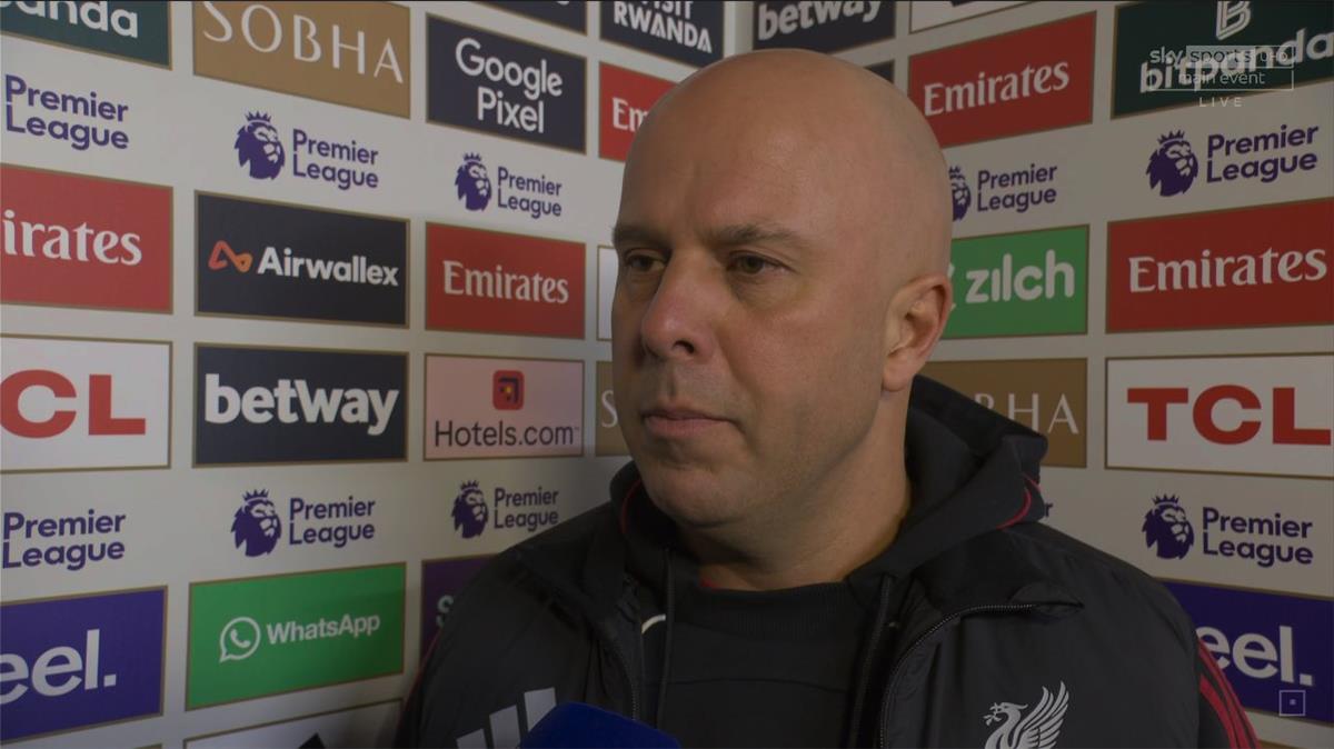 سلوت يوضح سبب غياب هوجو إيكتيكي عن مباراة آرسنال