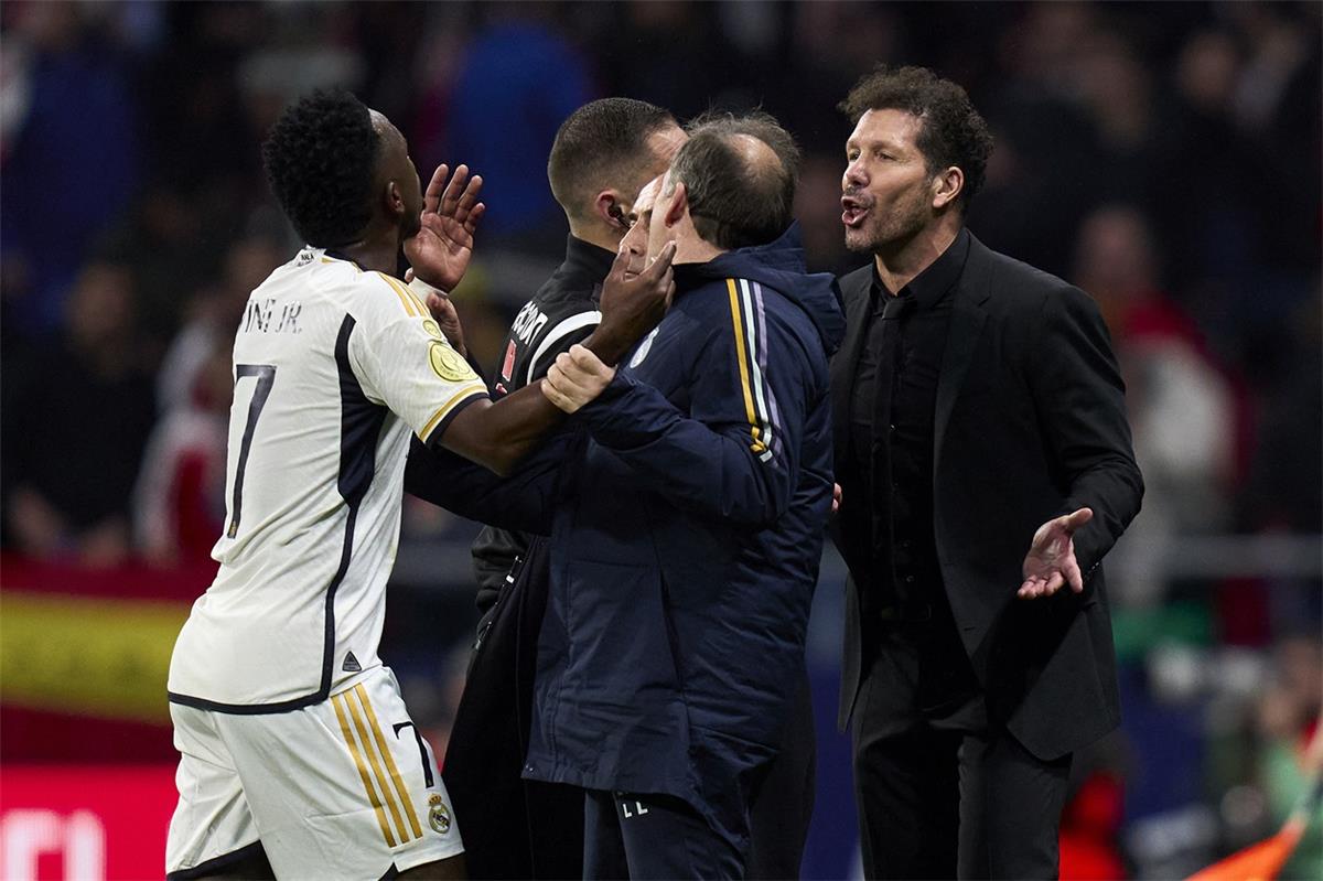 فلورنتينو سيطردك.. ماركا تكشف ما قاله سيميوني لفينيسيوس وأثار جنونه في الديربي