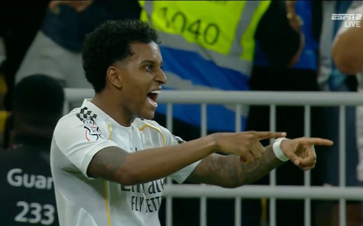 رودريجو يدعم فينيسيوس ويؤكد: وجدت دورًا جديدًا ألعبه مع ريال مدريد