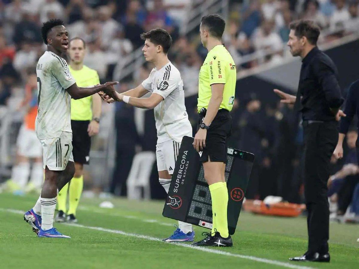 أتلتيكو مدريد يتهكم على مشادة سيميوني وفينيسيوس في ديربي السوبر الإسباني