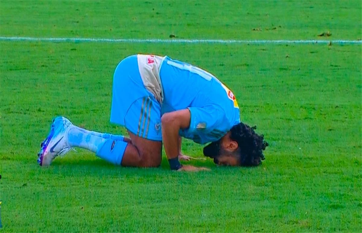 فيديو | حسين الشحات يسجل هدف الأهلي الأول أمام فاركو