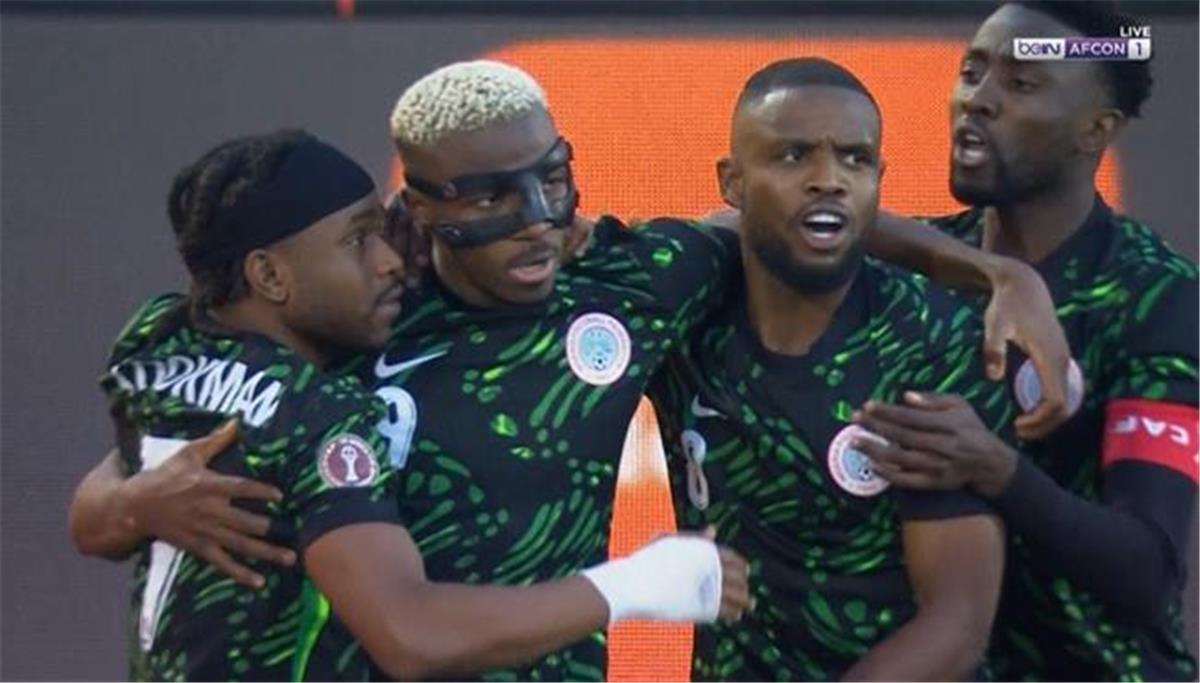 فيديو | أوسيمين يسجل هدف نيجيريا الأول أمام الجزائر