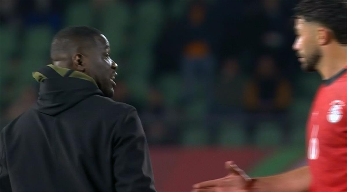 فيديو | تصرف غير أخلاقي من مدرب كوت ديفوار مع ياسر إبراهيم بعد هزيمته أمام مصر