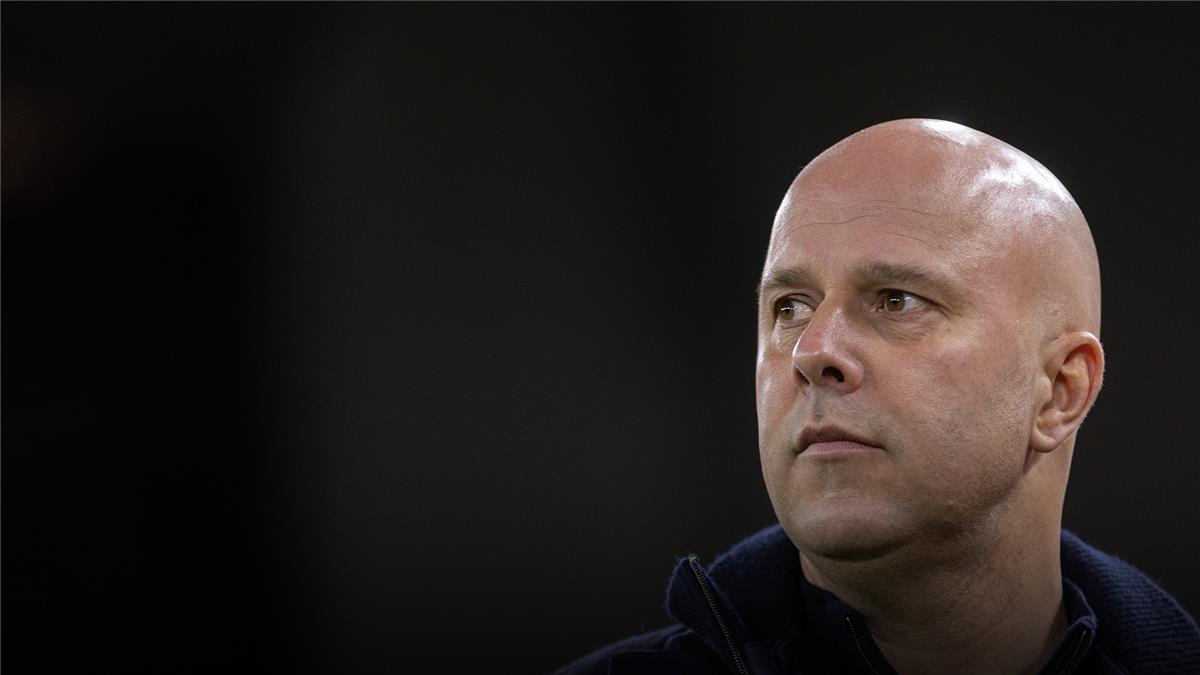 ذا أتلتيك تحسم موقف أرني سلوت من الإقالة بعد تراجع نتائج ليفربول هذا الموسم