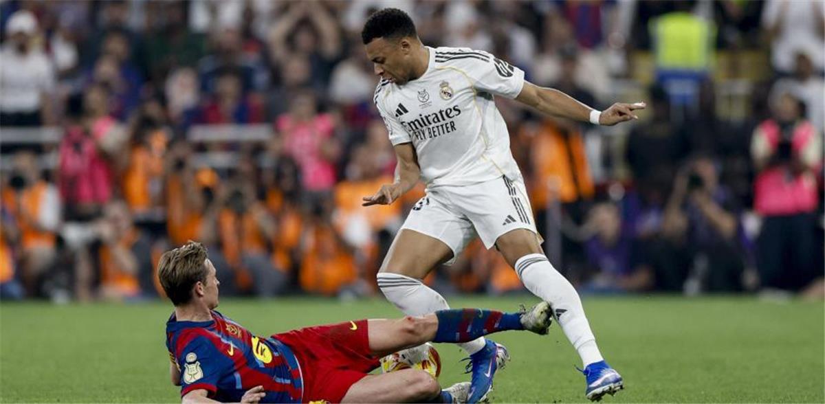 مدة غياب دي يونج عن برشلونة بعد طرده أمام ريال مدريد في السوبر الإسباني
