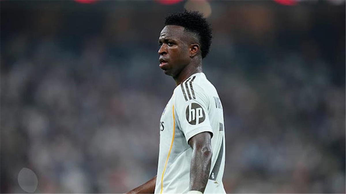 سبورت: فينيسيوس ينفعل على حكم الكلاسيكو بسبب لامين يامال