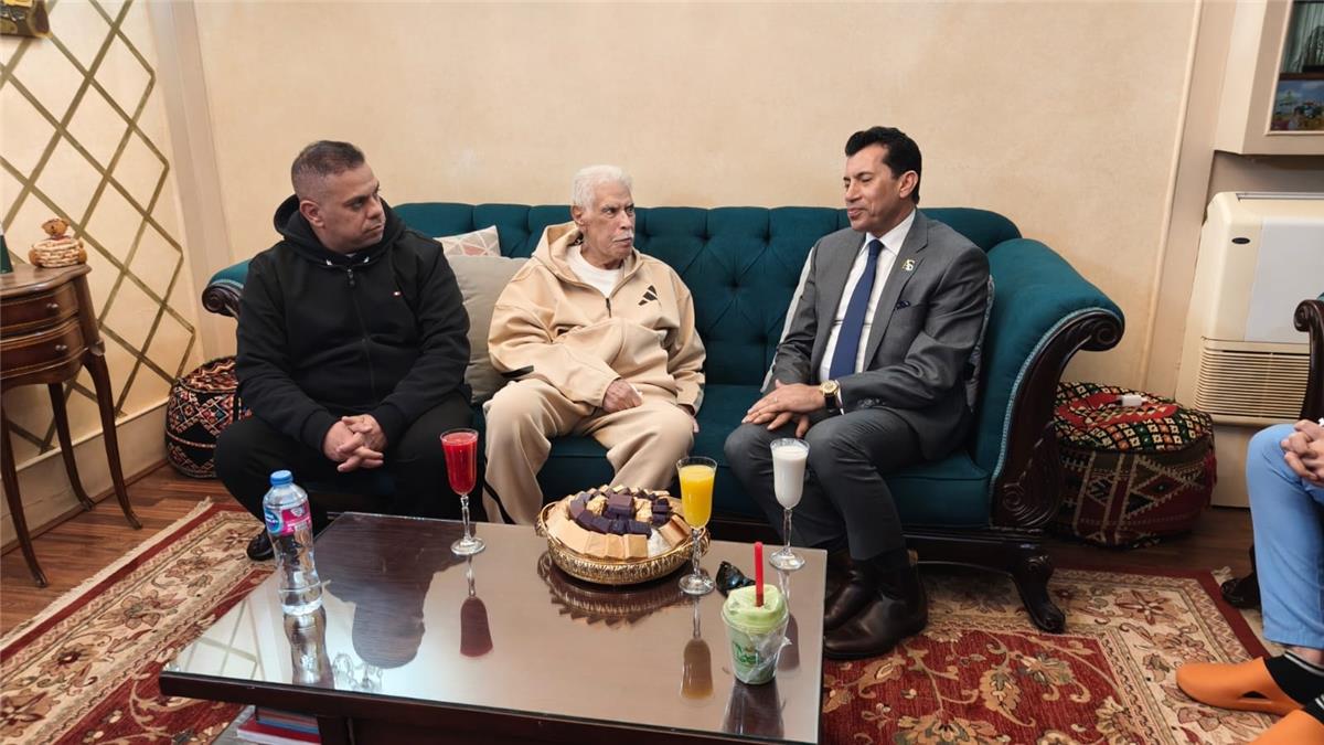 صور  وزير الشباب والرياضة يزور حسن شحاتة في منزله