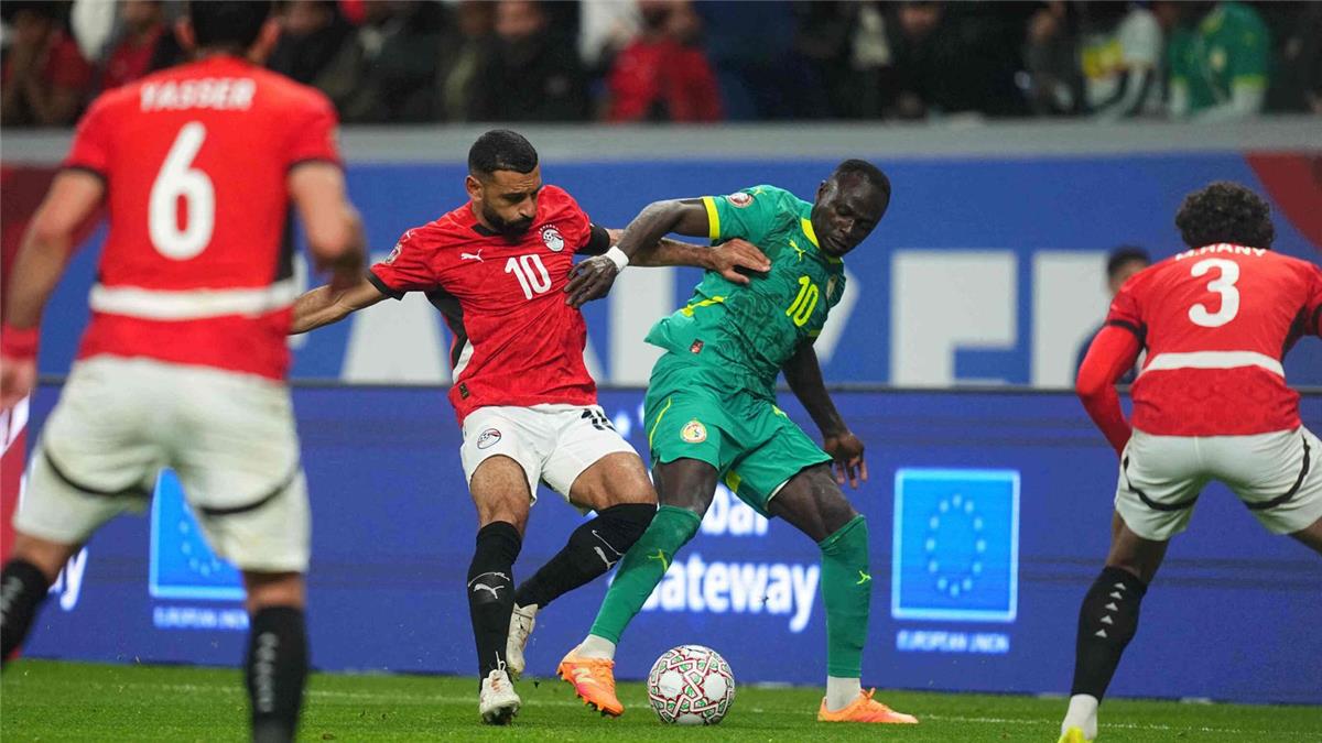 خيبة أمل محمد صلاح تسيطر على عناوين صحف إنجلترا: البطل ماني يعيد التاريخ المؤلم للفراعنة