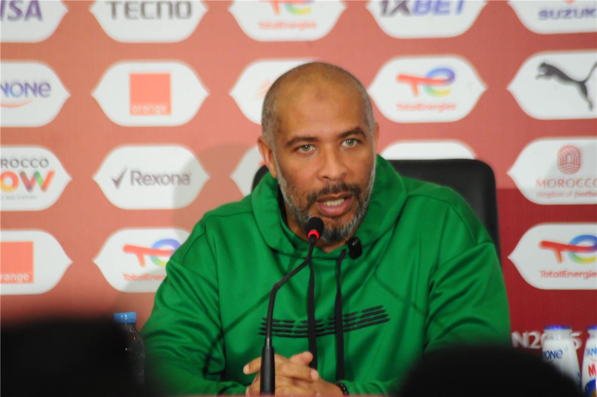 مدرب نيجيريا يغازل الاتحاد لتجديد عقده قبل لقاء مصر.. ويدافع عن تشوكويزي بسبب مباراة المغرب