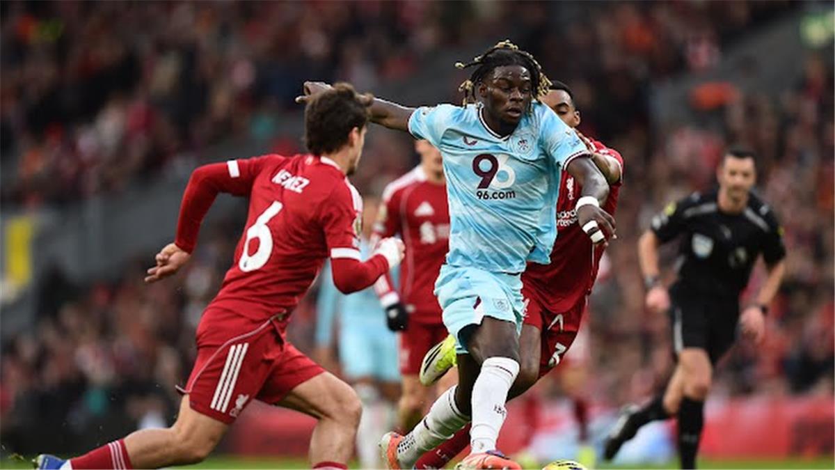 رجل مباراة ليفربول وبيرنلي في الدوري الإنجليزي