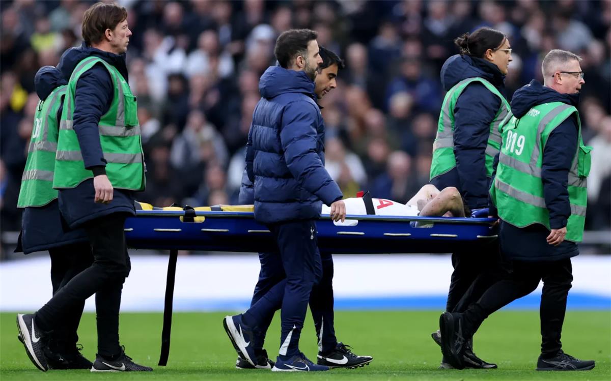 لاعب توتنهام يثير القلق بإصابة خطيرة أمام وست هام