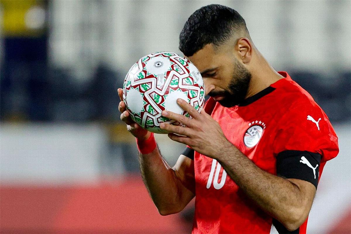 حارس نيجيريا: كنت أستهدف محمد صلاح في ركلات الترجيح.. وساعدني كثيرًا