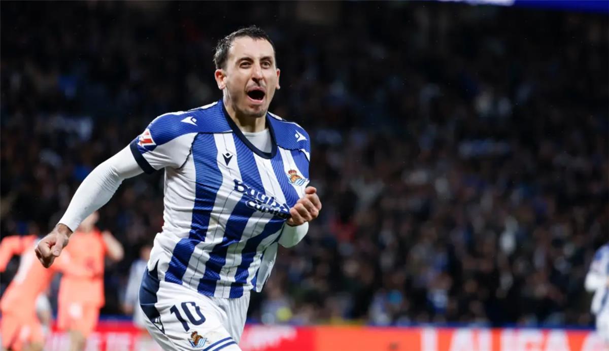 أويارزابال يسجل هدف ريال سوسيداد الأول أمام برشلونة