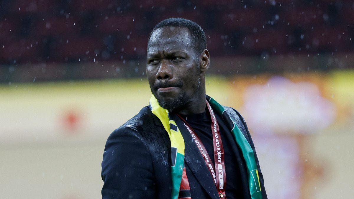 مدرب السنغال يعترف: أخطأت بقرار الانسحاب.. ونعتذر لكرة القدم