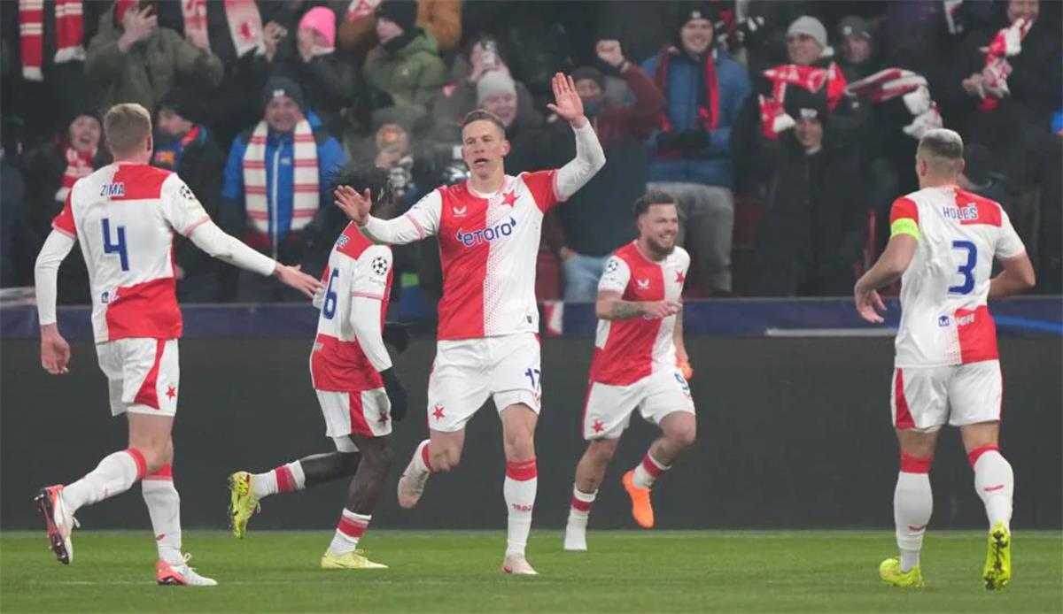 كوشي يسجل هدف سلافيا براج الأول أمام برشلونة