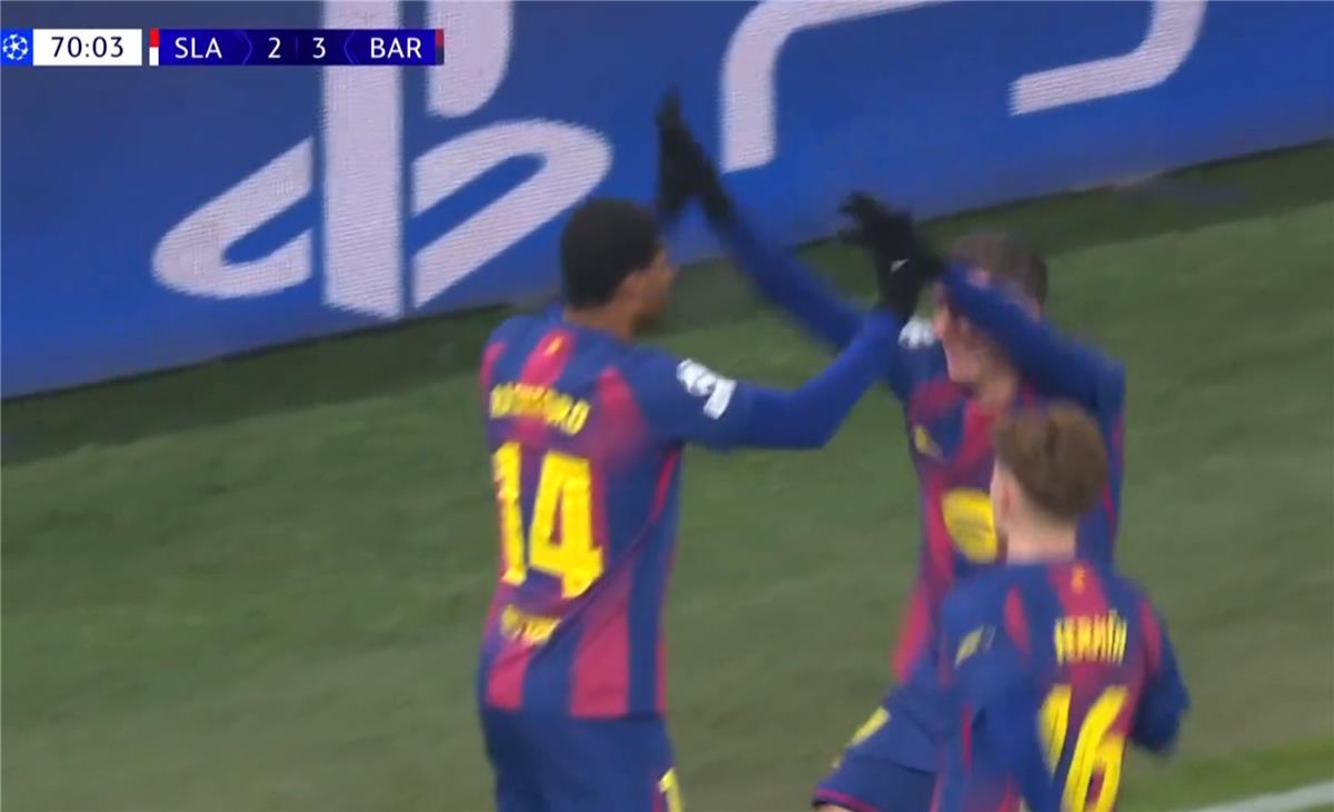 ليفاندوفسكي يصحح خطأه ويسجل هدف برشلونة الرابع أمام سلافيا براج