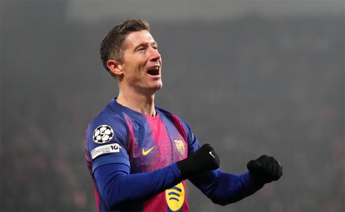 ليفاندوفسكي يكشف حديث لاعبي برشلونة بعد الفوز على سلافيا براج 