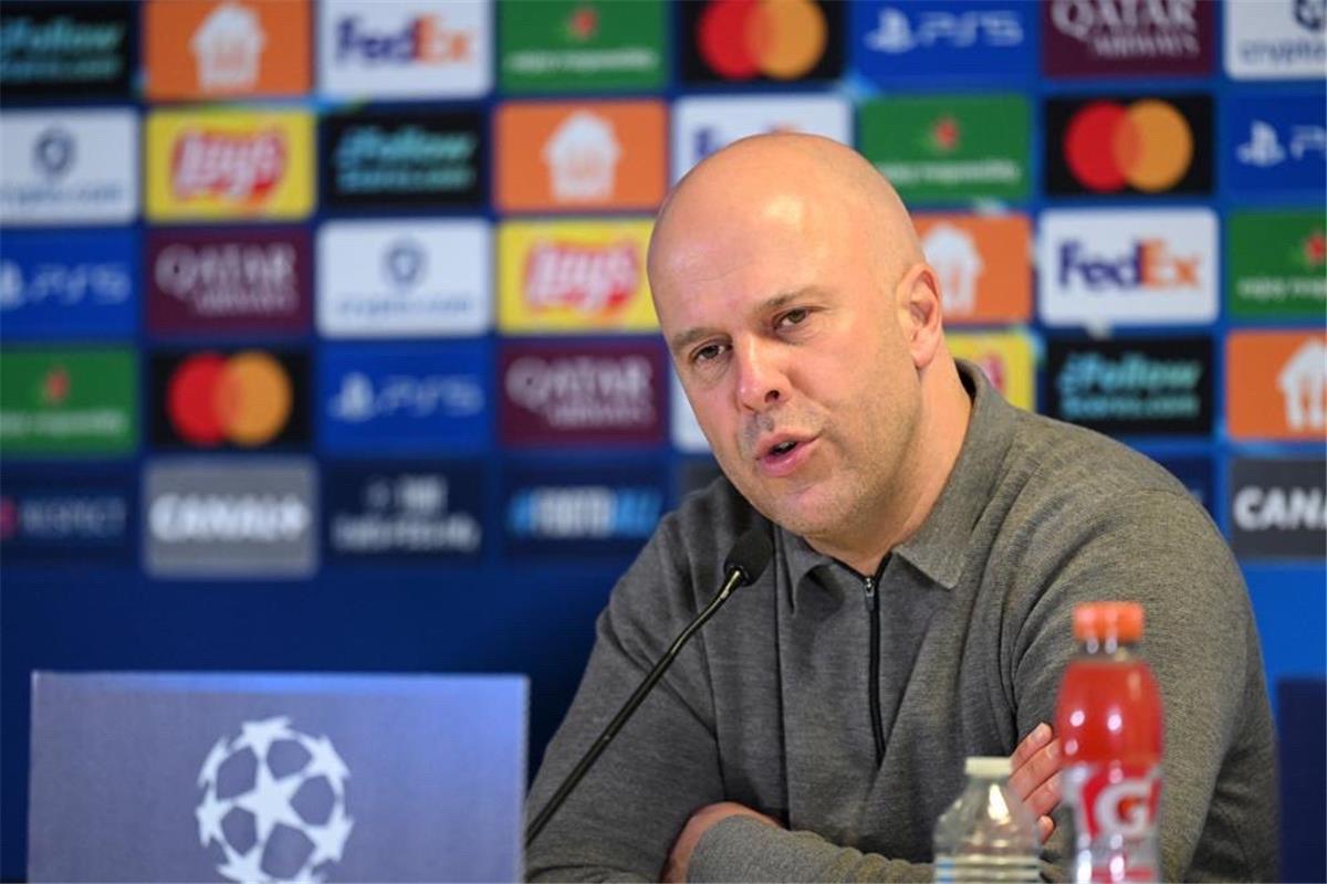 سلوت يسخر من كاراجر بعد الفوز على مارسيليا ويصرّح: قلة حظ محمد صلاح لم تؤثر علينا