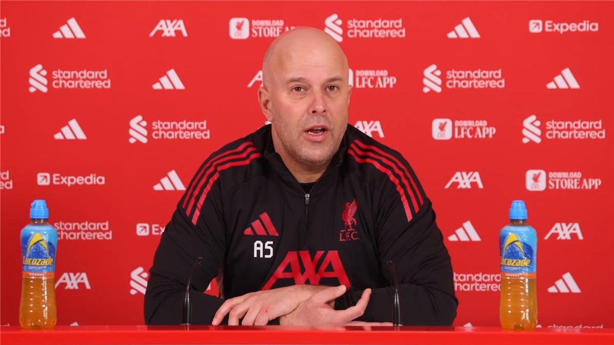 سلوت يوجه صدمة لجماهير ليفربول ويصرّح: لاعبنا يقدم موسمًا رائعًا