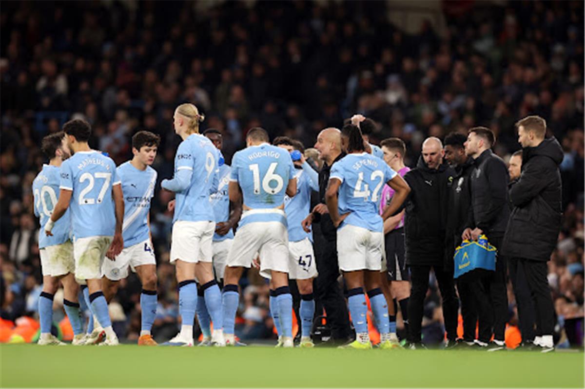 مدرب ولفرهامبتون ينتقد ما حدث في مباراة مانشستر سيتي بسبب مرموش