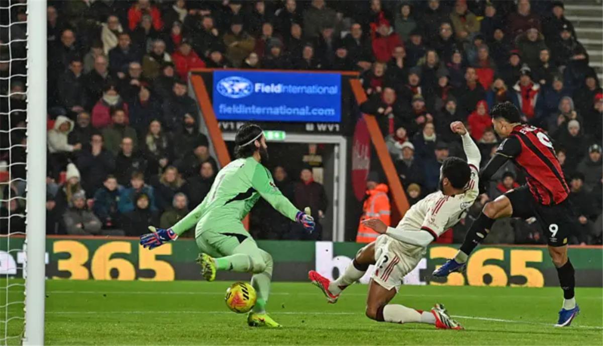 فيديو | خطأ من فان دايك.. إيفانيلسون يسجل هدف بورنموث الأول أمام ليفربول