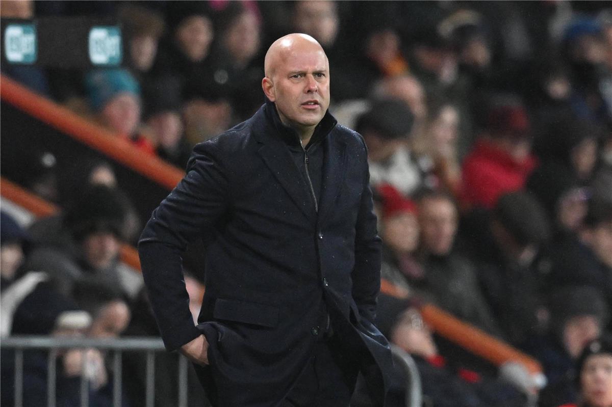 ميك براون: سلوت يدفع ثمن تقاعس لاعب ليفربول.. والإقالة تقترب