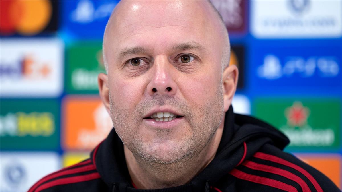 أورنستين يوضح حقيقة رحيل سلوت عن ليفربول