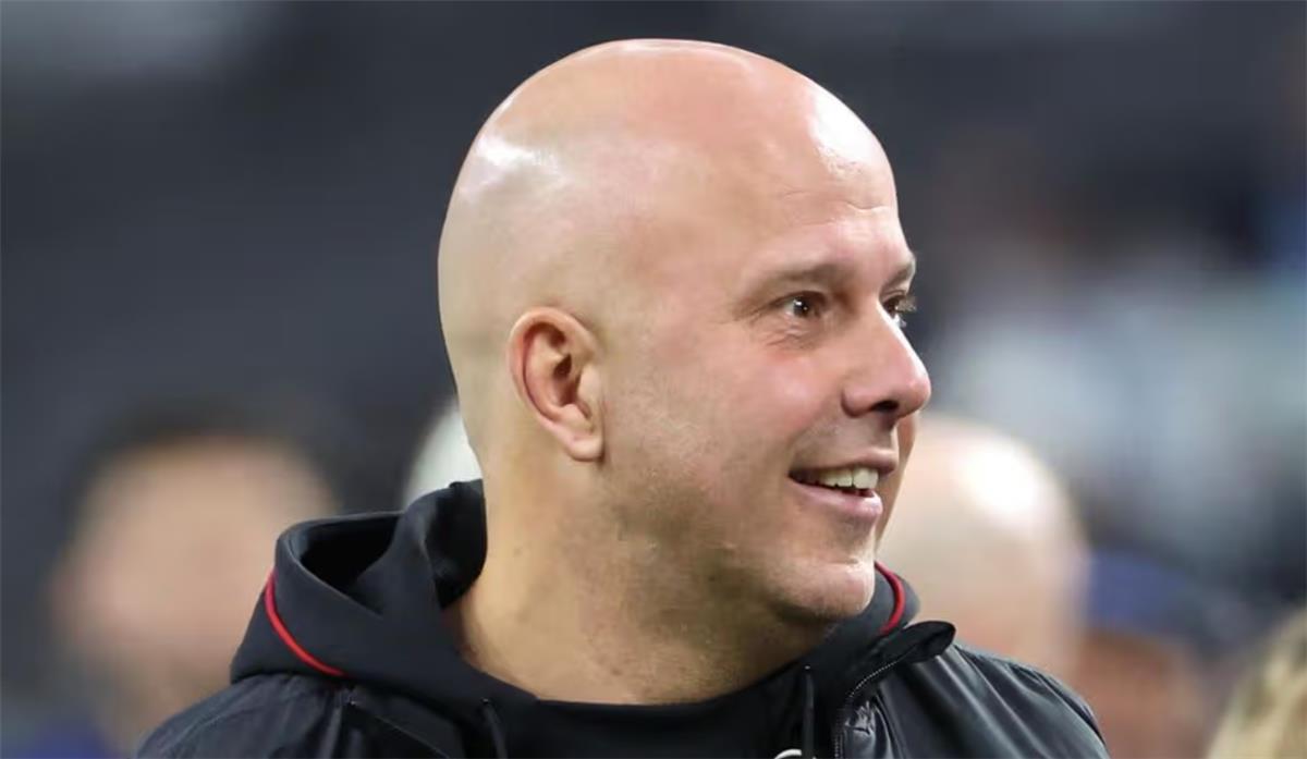 سلوت يوضح سبب تغيير مركز لاعب ليفربول أمام قره باج