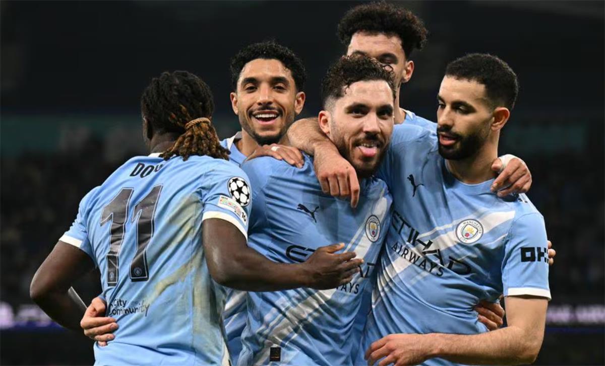 الإصابة تجبر لاعب مانشستر سيتي على مغادرة مباراة جالطة سراي