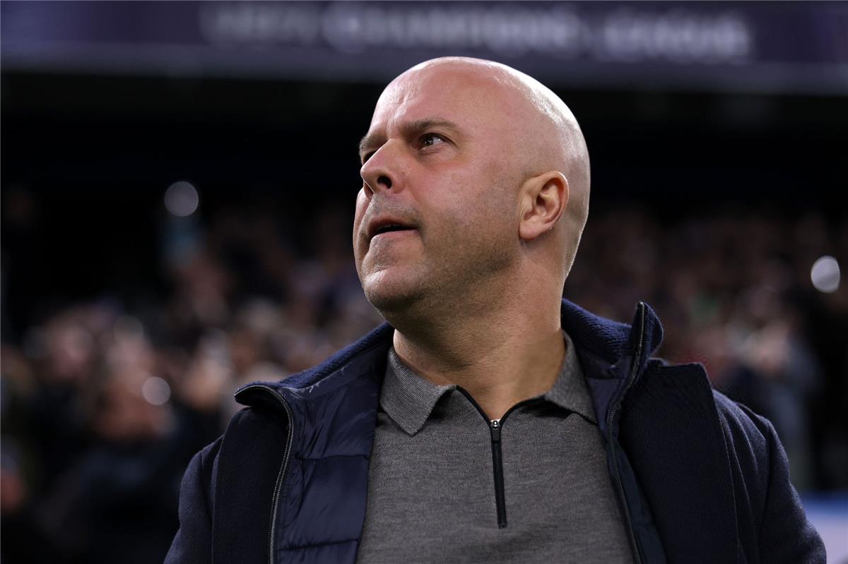 ذا أثلتيك تكشف موقف ليفربول من إقالة آرني سلوت منتصف الموسم