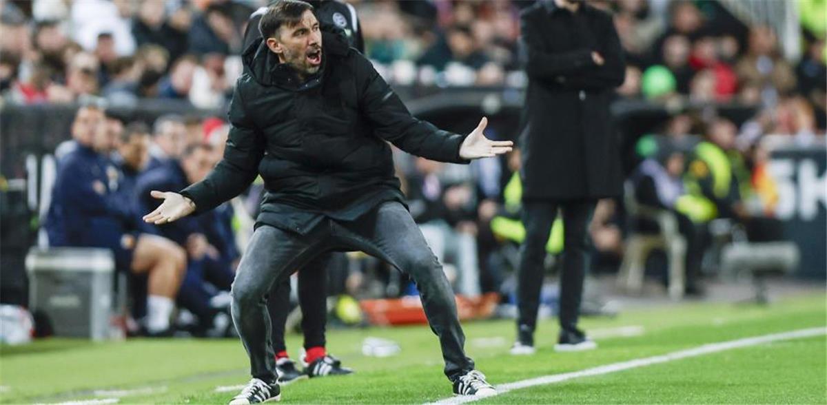 مدرب إلتشي: علينا أن نلعب بشجاعة أمام برشلونة.. وهذا ما يميزهم