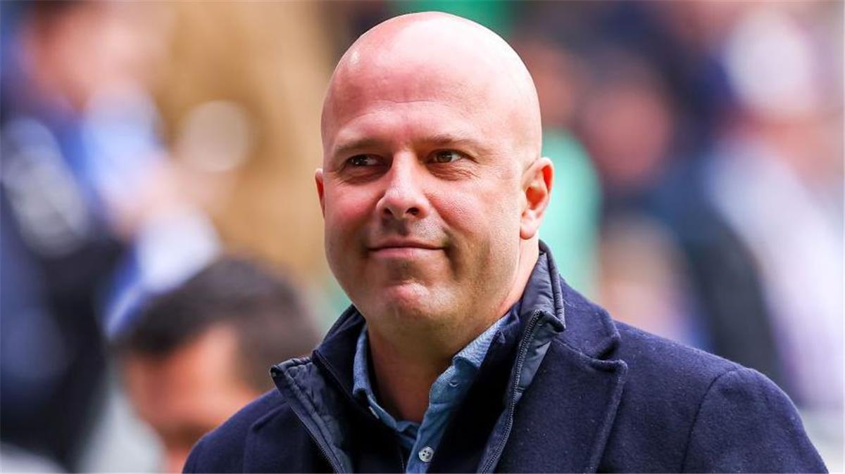 شيروود يحذر سلوت: أمامك خيارين لإنقاذ منصبك في ليفربول