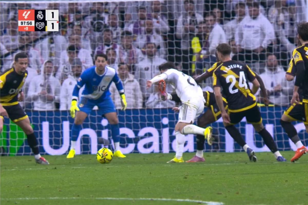 خبير تحكيمي يوضح مدى أحقية ريال مدريد في ضربة الجزاء القاتلة أمام رايو فاليكانو