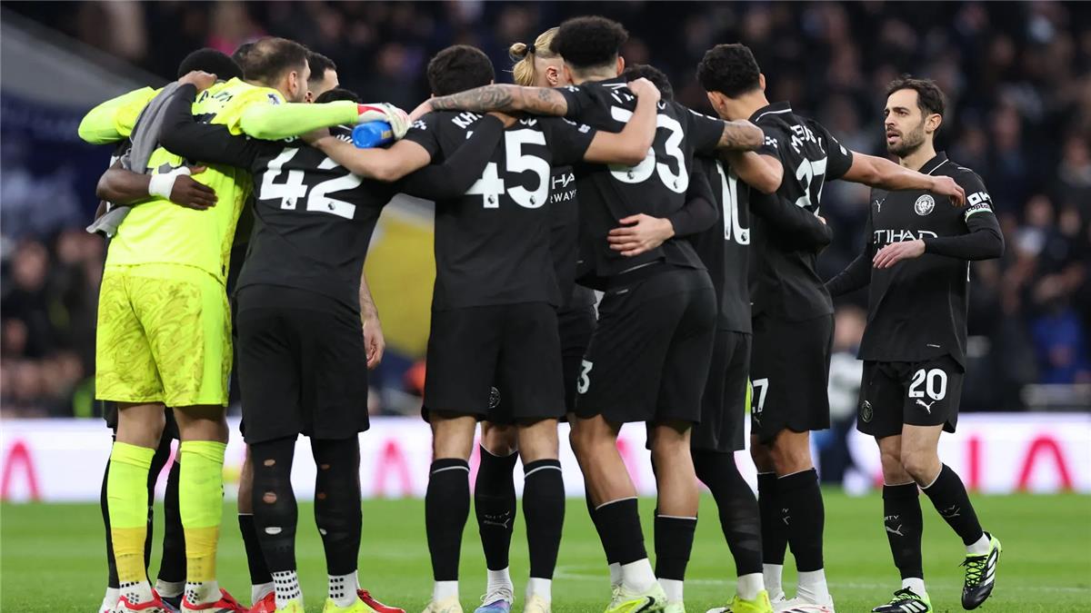 لاعب مانشستر سيتي يثير غضب جوارديولا أمام توتنهام