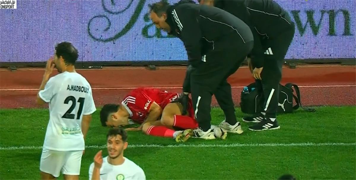 فيديو | زيزو يغادر مباراة الأهلي والبنك الأهلي مصابًا