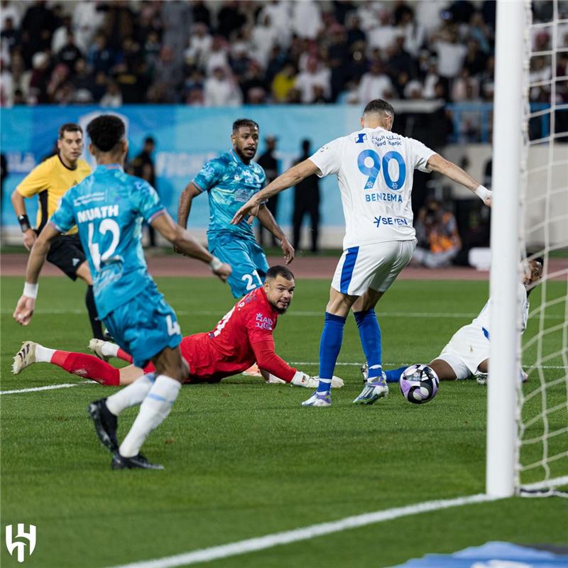 فيديو | هاتريك بنزيما يقود الهلال لاكتساح الأخدود بسداسية في الدوري السعودي