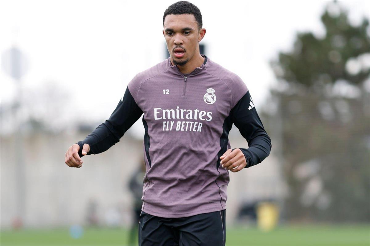 موقف أرنولد من المشاركة مع ريال مدريد أمام فالنسيا في الدوري الإسباني