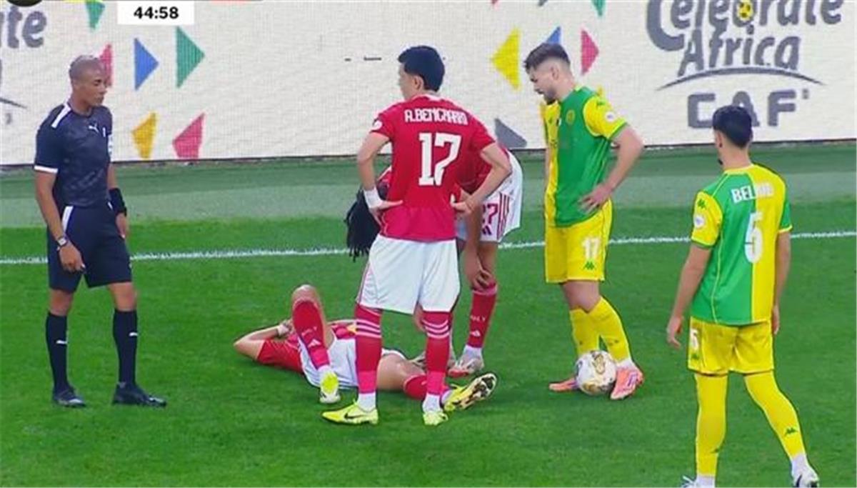 فيديو | إصابة تريزيجيه وخروجه من مباراة الأهلي وشبيبة القبائل