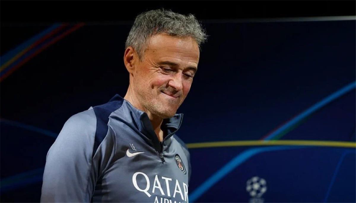 سبب مفاجئ وراء رفض إنريكي تدريب مانشستر يونايتد الموسم المقبل