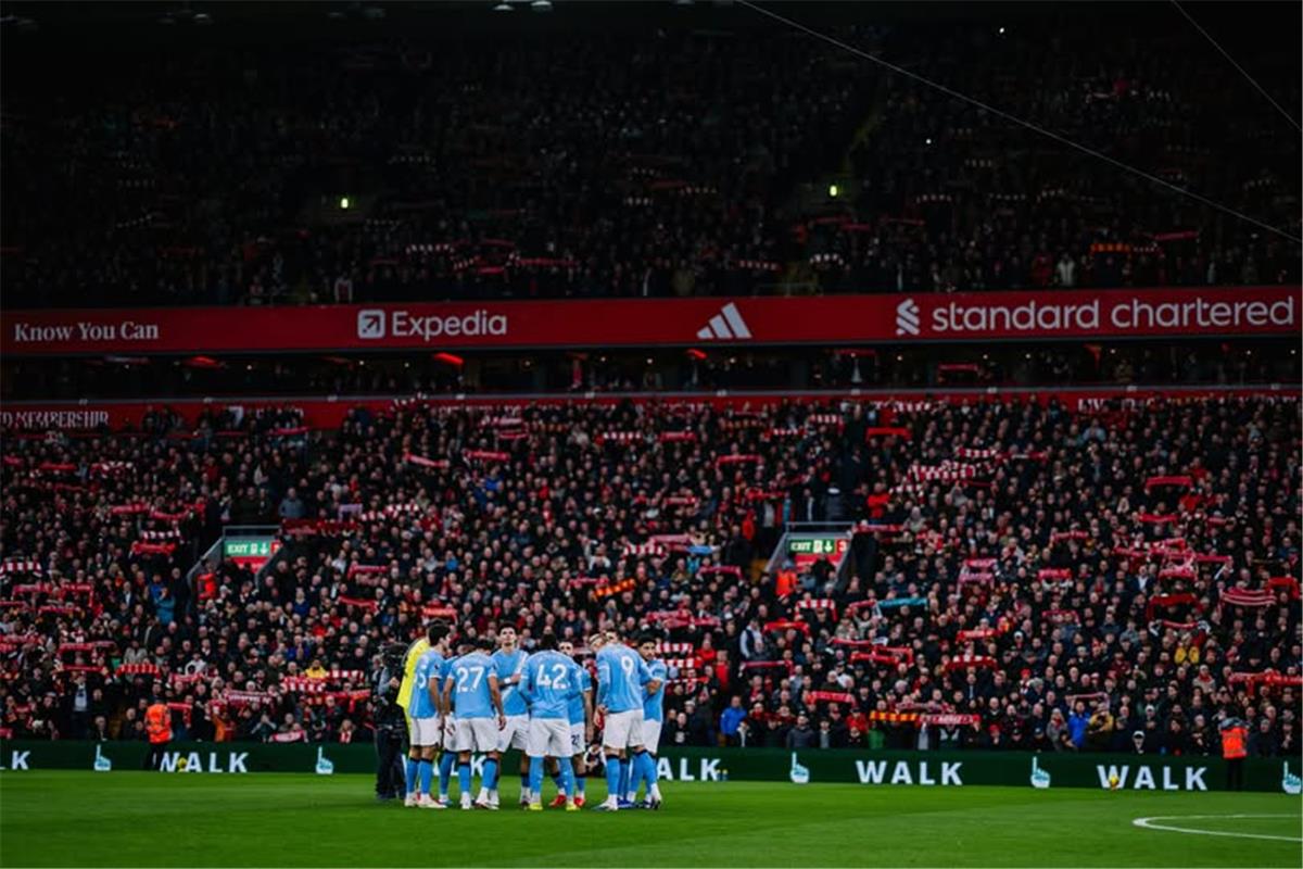 لاعب مانشستر سيتي يغادر مصابًا أمام ليفربول في الدوري الإنجليزي