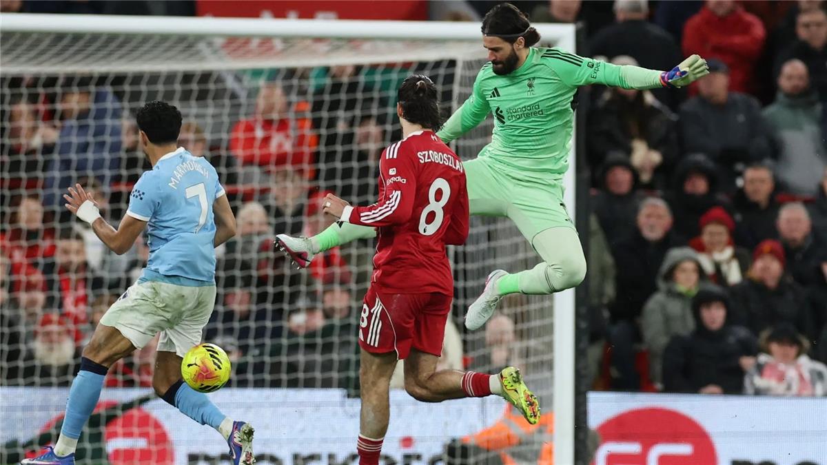 ردود فعل غاضبة من جماهير مانشستر سيتي تجاه جوارديولا بسبب مرموش: مدرب عار اتخذ قرارًا مُقززًا