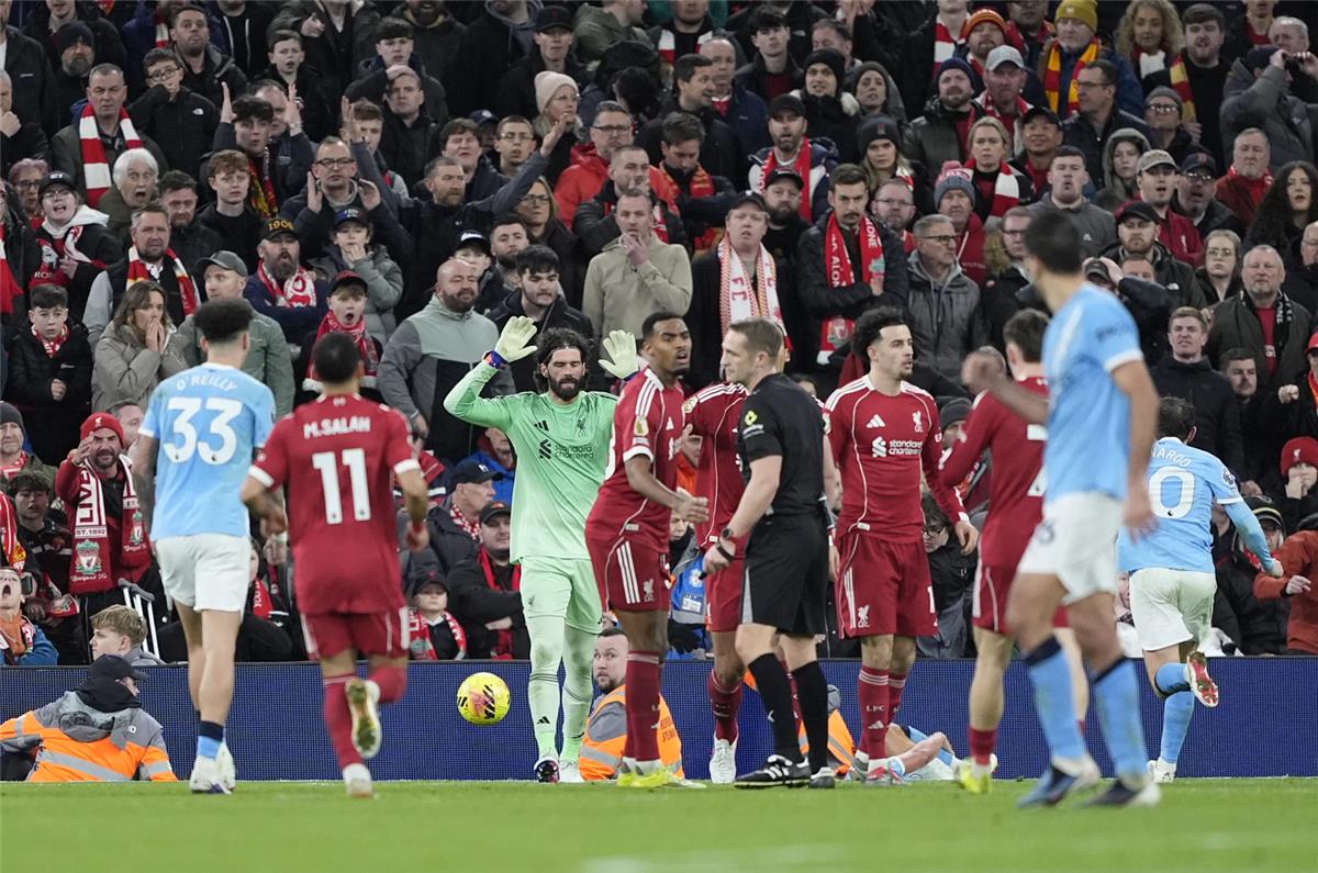 لاعب ليفربول يعترف: نعيش وضعًا صعبًا.. لكن التأهل إلى دوري أبطال أوروبا لا يقلقني